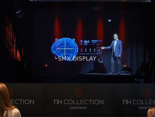 Mostra holográfica do holograma 3D da folha do lápis de olho do sistema de projeção Musion